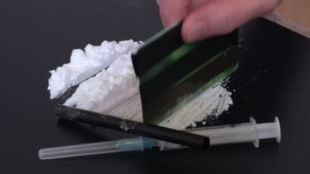  Frau macht Kokain in Dosen aus nächster Nähe. Drogenmissbrauch und soziales Konzept - Filmmaterial, Video