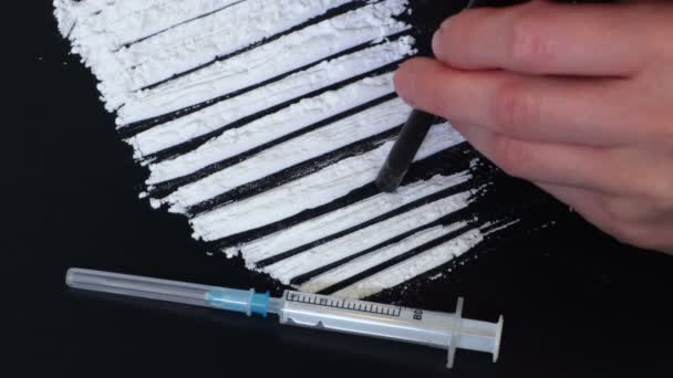 Frau schnaubt Kokain oder Amphetamine. Drogenmissbrauch und Soziales - Filmmaterial, Video