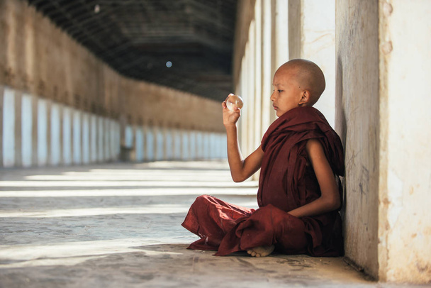 MANDALAY, MYANMAR . MARCH 1ST 2019. Children monks spending time - Foto, imagen
