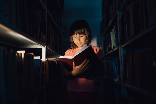 bambina legge il libro in biblioteca, in casa, 1
 - Foto, immagini