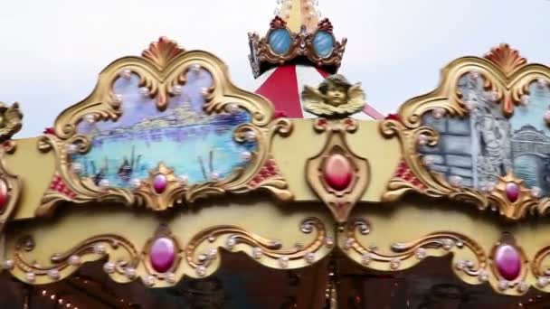 Close-up van het bovenste gedeelte van de carrousel - Video