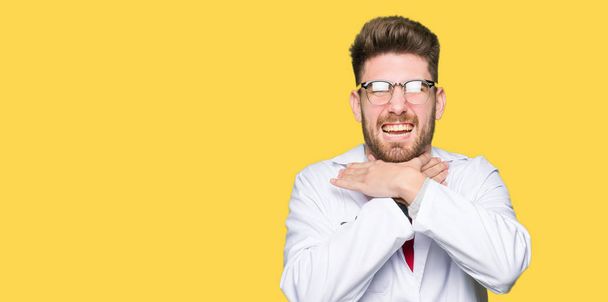 Mladý vědec pohledný muž na sobě brýle křiku a udusit protože bolestivé uškrtit. Zdravotní problém. Zadusit a sebevraždu koncepce. - Fotografie, Obrázek