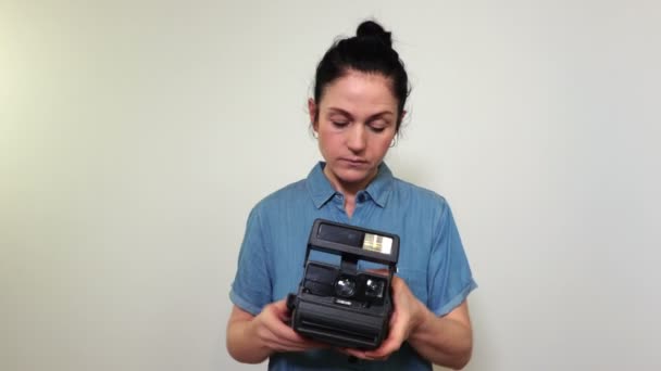 Woman start to try take pictures on old camera - Footage, Video