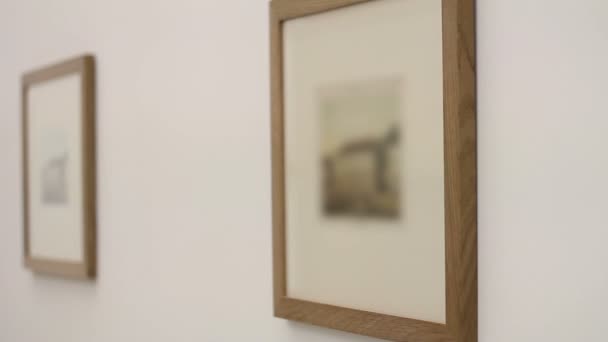 Primer plano de fotografías antiguas en retro elegante thich marco marrón
 - Metraje, vídeo