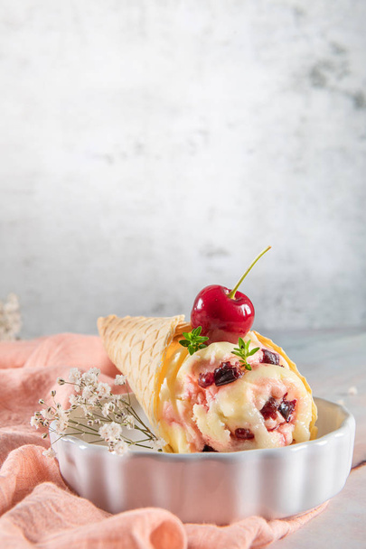 Conos tradicionales de gofre con helado y frutas de cereza
  - Foto, imagen