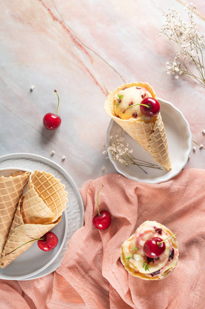 Perinteiset vohvelikeksit jäätelöllä ja kirsikkahedelmillä
  - Valokuva, kuva