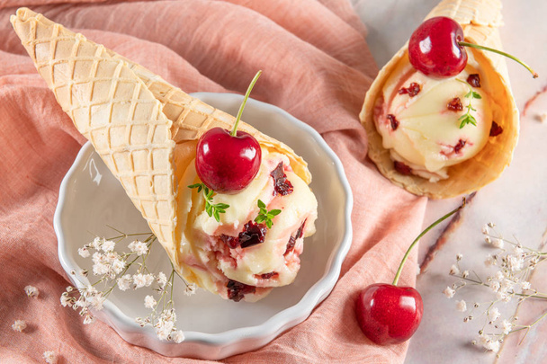 Hagyományos Waffle kúpok fagylalttal és cseresznyebogyóval  - Fotó, kép