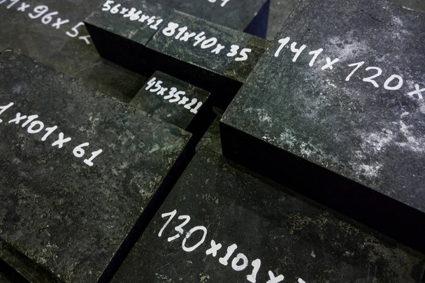 Surové ocelové cihly po tepelném kalení s černou struginou - Fotografie, Obrázek