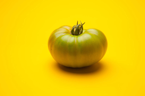 Zielone pomidory, świeżo przywiezione z ogrodu, które należy podjąć konsumentowi końcowemu lub na rynku do sprzedaży. Zielone pomidory, które dojrzewają trochę w lodówce i dotrzeć na rynek w idealnym kolorze do spożycia. Raw - Zdjęcie, obraz