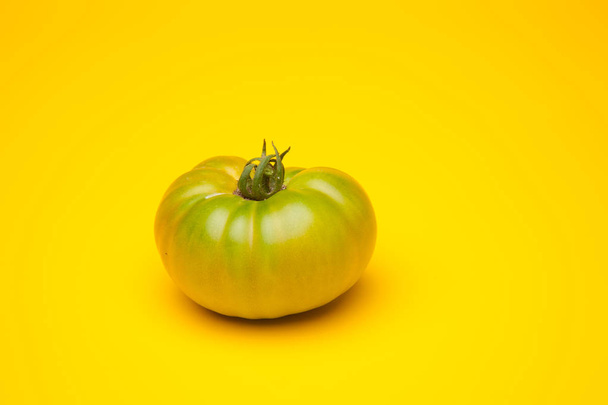 Zielone pomidory, świeżo przywiezione z ogrodu, które należy podjąć konsumentowi końcowemu lub na rynku do sprzedaży. Zielone pomidory, które dojrzewają trochę w lodówce i dotrzeć na rynek w idealnym kolorze do spożycia. Raw - Zdjęcie, obraz