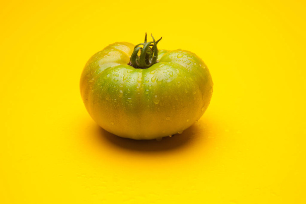 Tomates verdes, recém trazidos da horta para serem levados ao consumidor final ou ao mercado para serem vendidos. Tomates verdes que amadurecerão pouco a pouco nos frigoríficos e chegarão ao mercado na cor perfeita para serem comidos. Em bruto
 - Foto, Imagem