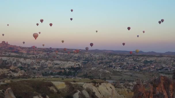 Cappadocia-kalkkunan ilmapallot auringon noustessa - Materiaali, video