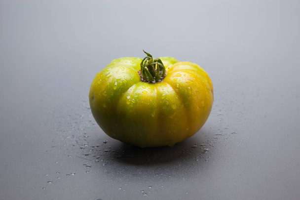 grüne Tomaten, frisch aus dem Garten geholt, um sie zum Endverbraucher oder auf den Markt zu bringen und dort zu verkaufen. grüne Tomaten, die nach und nach in den Kühlschränken reifen und in perfekter Farbe zum Verzehr auf den Markt kommen. roh - Foto, Bild