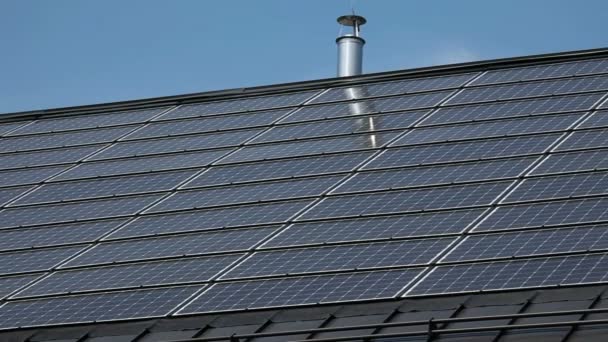 ηλιακοί συλλέκτες στην οροφή - Πλάνα, βίντεο