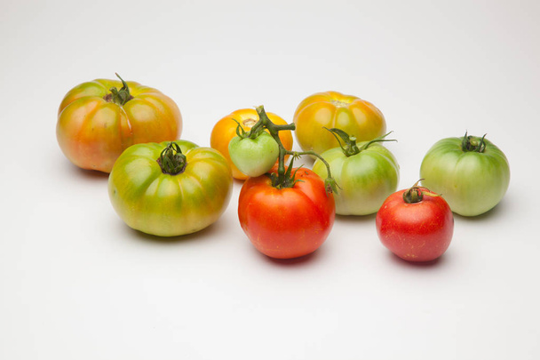 Tomate rouge et verte, bio, est arrivée du jardin au marché. Produit de proximité du kilomètre zéro, produit de proximité. Tomate pleine de saveur et de vitamines pour être un produit biologique
. - Photo, image