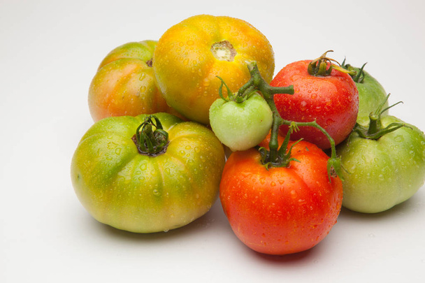 Z zahrady na trh přišlo červené a zelené rajče, organické. Přibližovací součin kilometru nula, součin blízkosti. Rajčata plná chutí a vitamínů pro bioprodukt. - Fotografie, Obrázek