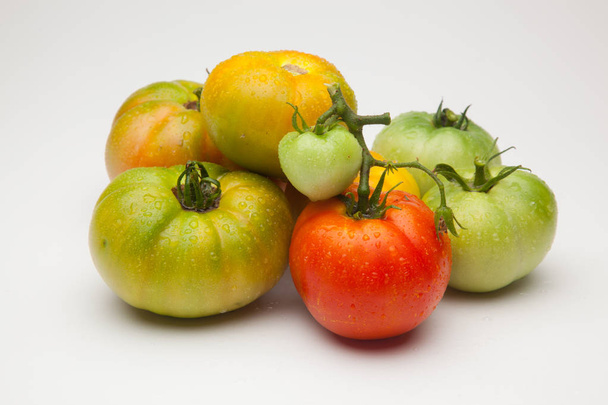Tomaat rood en groen, biologisch, kwam uit de tuin op de markt. Proximity product van kilometer nul, product van nabijheid. Tomaat vol smaak en vitaminen voor een biologisch product. - Foto, afbeelding