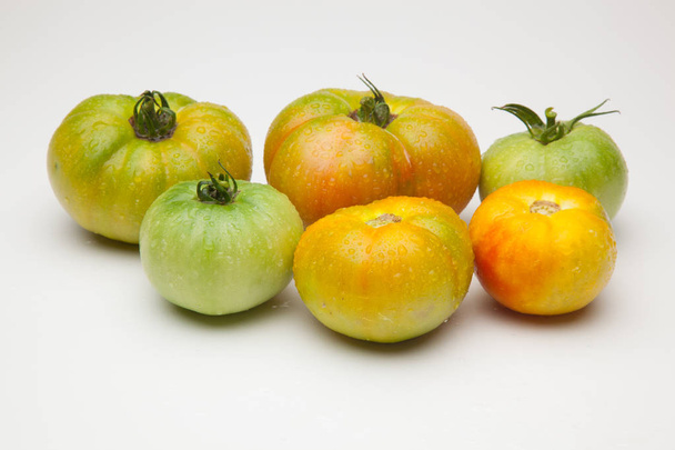 Pomidory czerwone i zielone, organiczne, przybył z ogrodu na rynek. Produkt zbliżeniowy kilometra zero, produkt bliskości. Pomidor pełen smaku i witamin za produkt organiczny. - Zdjęcie, obraz