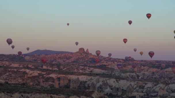Cappadocia-kalkkunan ilmapallot auringon noustessa - Materiaali, video
