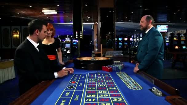 Frau nähert sich Mann beim Glücksspiel - Filmmaterial, Video
