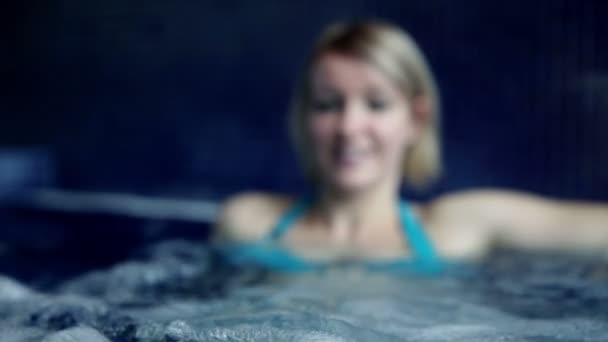 pés e bela jovem mulher na piscina
 - Filmagem, Vídeo