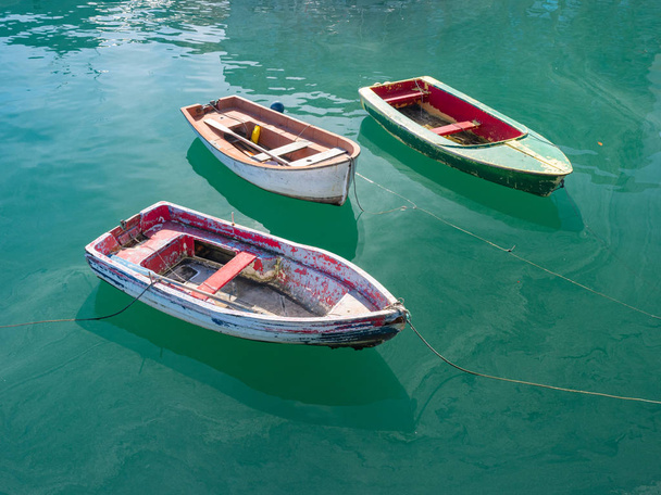 Маленькие рыбацкие лодки в деревне Страны Басков в Испании
. - Фото, изображение
