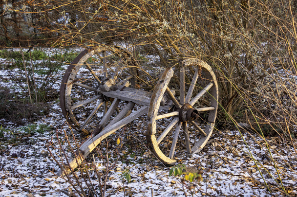 Старые сельскохозяйственные инструменты, такие как эти старые деревянные колеса
 - Фото, изображение