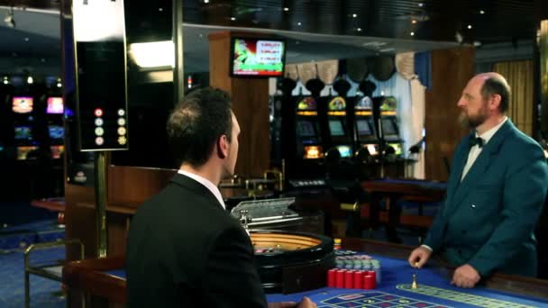 birkaç kumar ve casino işçi önünde flört - Video, Çekim