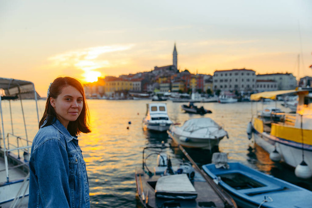 Frauenporträt vor der schönen Stadt am Meer bei Sonnenuntergang - Foto, Bild
