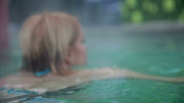 Vrouw in het zwembad - Video
