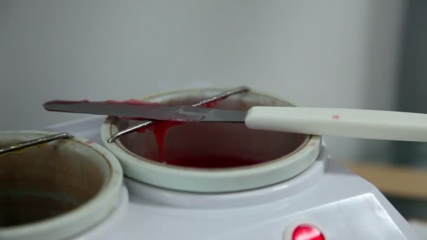 Cosmetician preparing wax for hair removal - Imágenes, Vídeo
