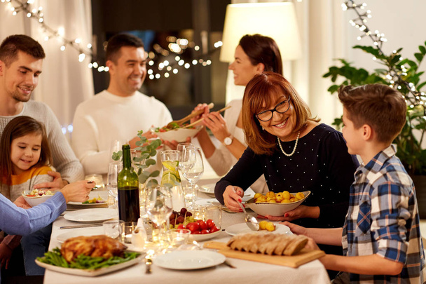 onnellinen perhe ottaa illalliskutsut kotona - Valokuva, kuva