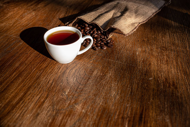 caffè espresso e chicchi di caffè su un tavolo
 - Foto, immagini