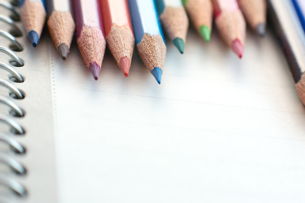 Caderno branco com lápis de cor
 - Foto, Imagem