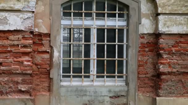 Zavřete okna na staré a opuštěné budovy - Záběry, video