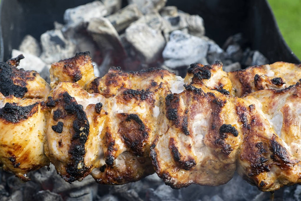 Marinovaný kuřecí kebab se vaří na grilu na uhlí. - Fotografie, Obrázek