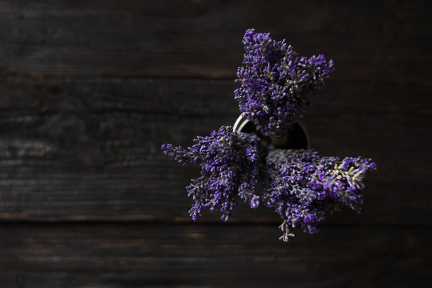 Top näkymä kolme tuoksuva kukkakimppuja Provencal laventeli maljakko
. - Valokuva, kuva