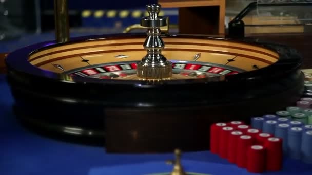 Spinnig roulette in casino - Footage, Video