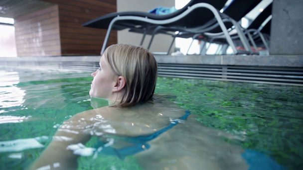 Woman in the pool - Filmagem, Vídeo