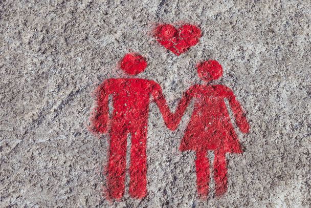 ポルトの歩道には赤い看板が描かれています:心と男と女が手をつないでいます。カップルのための空きスペースのサイン. - 写真・画像