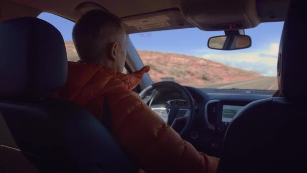 Młody podróżnik jeździ w samochodzie w Ameryce - Materiał filmowy, wideo