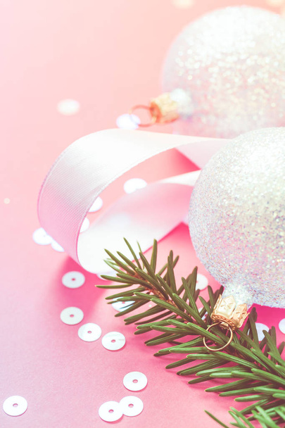 Різдвяні перлинні прикраси кульки рожевий фон
 - Фото, зображення