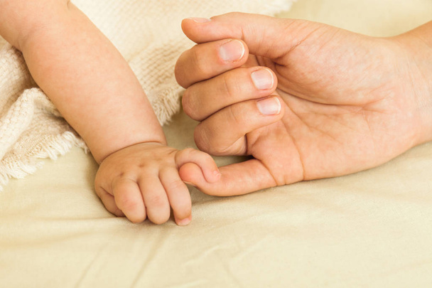 Új család és baba védelem-ból anyu fogalom - Fotó, kép