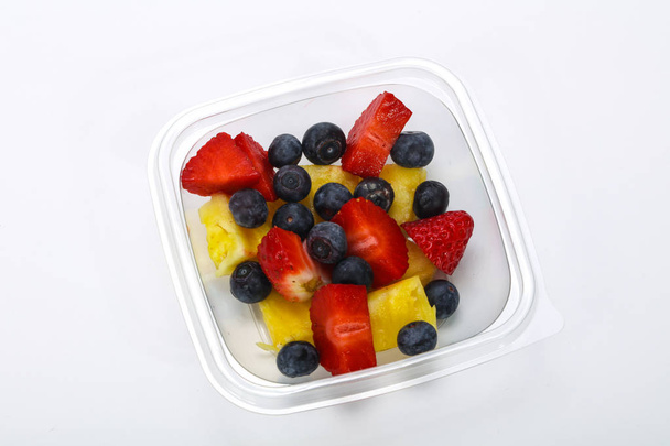 Μείγμα φρούτων σε φέτες στο κουτί - Φωτογραφία, εικόνα