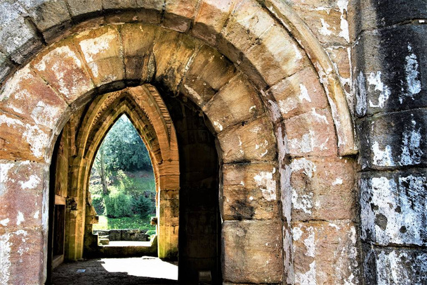 Το Αβαείο των σιντριβάνια και οι κήποι του Βασιλικού νερού στο Ρίπον, στο Βόρειο Γιόρκσαϊρ της Αγγλίας, αποτελούν μνημείο παγκόσμιας κληρονομιάς. Το Αβαείο είναι πάνω από 900 ετών και οι κήποι περιλαμβάνουν έναν μοναδικό οκτάγωνο πύργο, τρέλες και επιπλέον ιστορικά κτήρια.  - Φωτογραφία, εικόνα