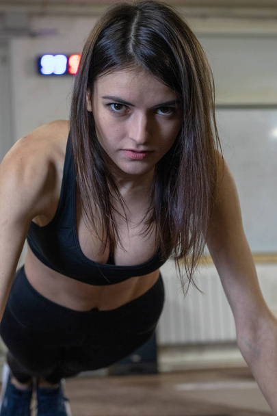 The girl wrung out in the gym - Фото, зображення