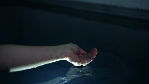 Giovane donna toccare superficie dell'acqua
 - Filmati, video