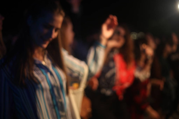 Дефокусовані люди танцюють на фестивалі музики під відкритим небом
 - Фото, зображення