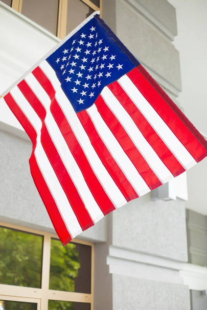 Amerykańska flaga w budynku biurowym. Flaga USA.  - Zdjęcie, obraz
