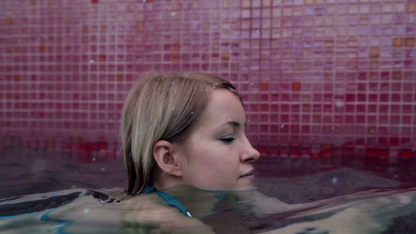 Frau im Pool - Filmmaterial, Video